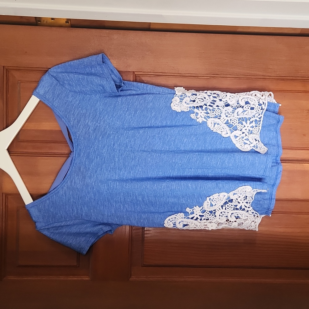 Adorable lace tie shirt